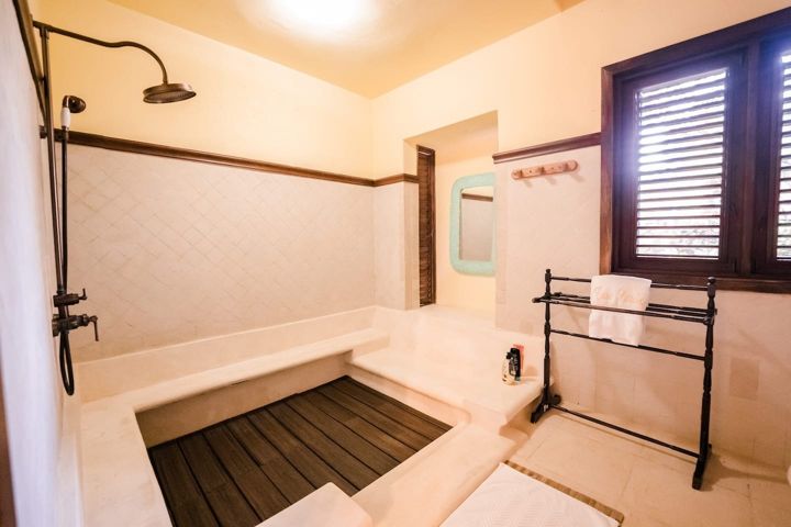 Tiled shower at Casa Paraíso