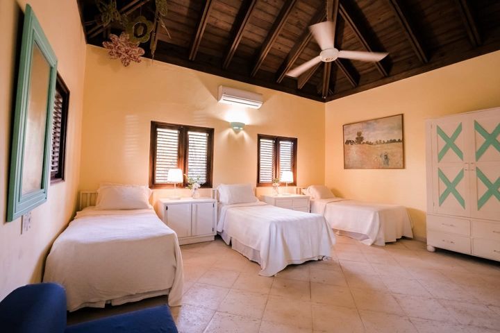 Bedroom with single beds at Casa Paraíso