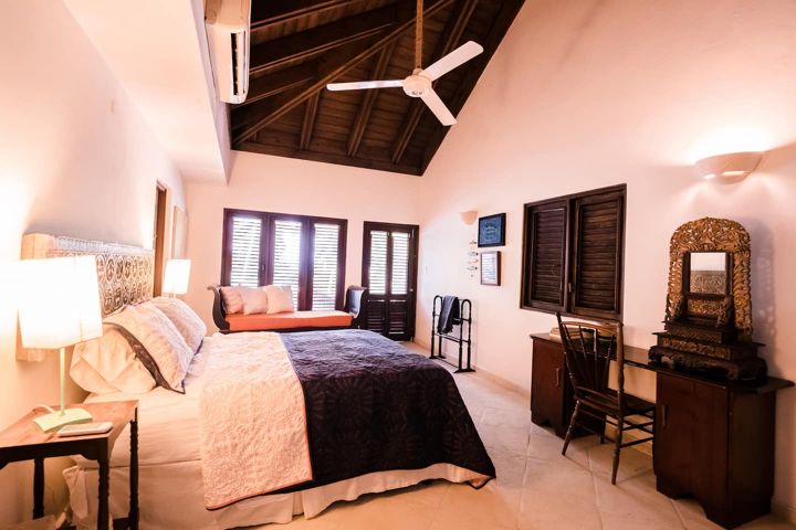 Bedroom with dark wood bed at Casa Paraíso