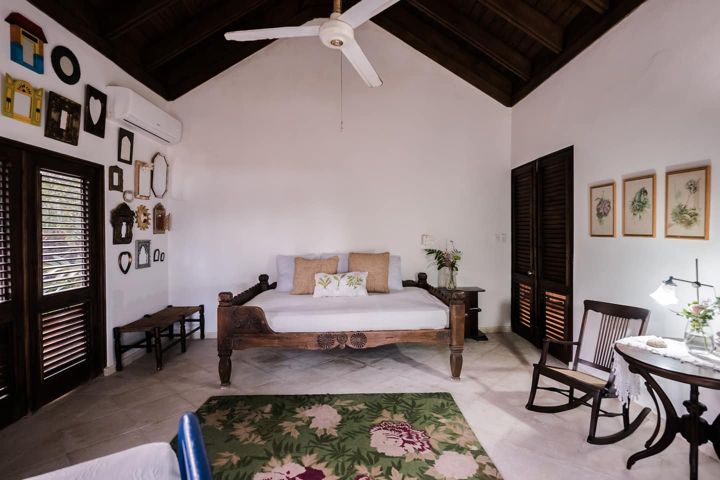 Bedroom with vaulted ceiling at Casa Paraíso