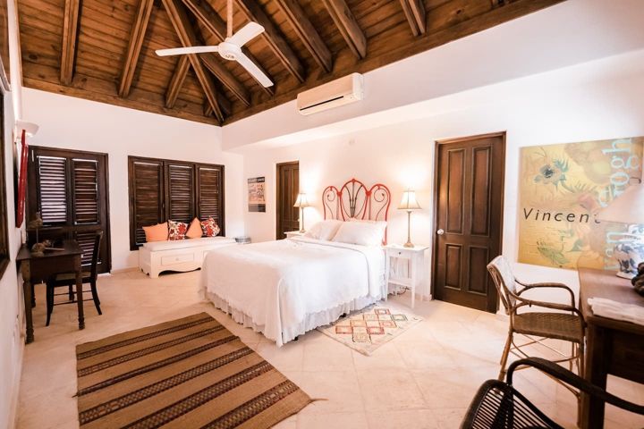 Bedroom with decorative headboard at Casa Paraíso