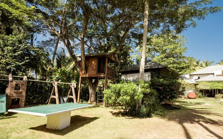 Ping pong table and tree house at Casa Paraíso