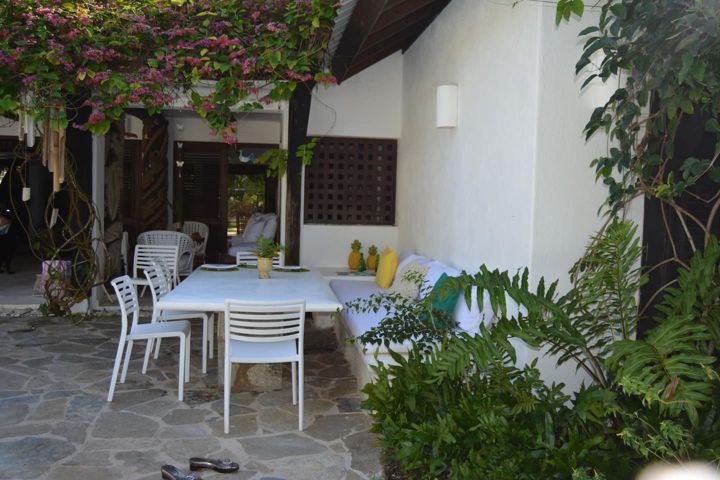 Exterior dining table 1 at Casa Paraíso