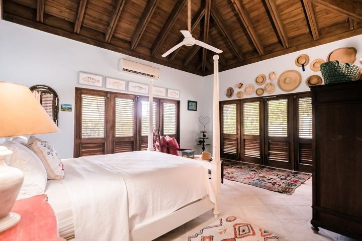 Bedroom with garden doors at Casa Paraíso