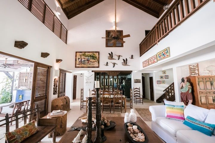 Living room and interior dining room at Casa Paraíso